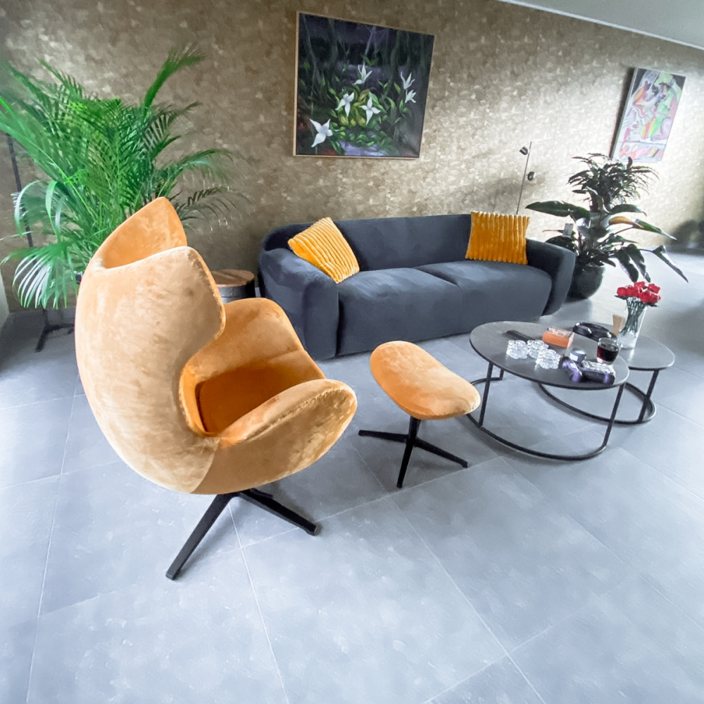 Flag Chair in oker velvet met voetenbank, samengesteld in de showroom voor klant uit Kinrooi België.